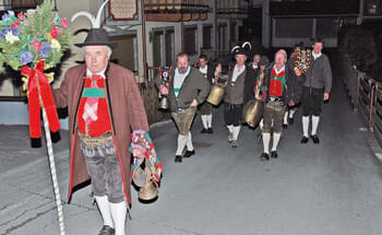 In-Kirchberg-ertoenen-die-Schellen