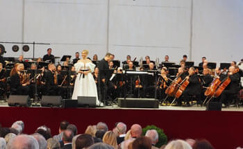 Opernstar-streute-Kitzbuehel-Rosen