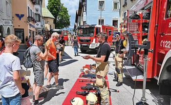 Mit-Feuereifer-Blaulicht-schauen