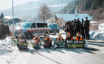 Klimaaktivisten-blockierten-Ortseinfahrt