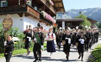 Musikanten-strahlten-mit-Sonne-um-die-Wette