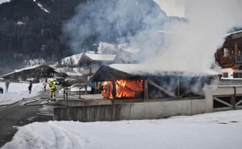 Brand-eines-Daches-bei-einer-Tiefgarageneinfahrt