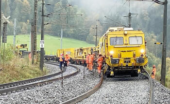 Rollende-Fabrik-legte-Schienen