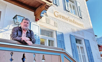 Politneuling-ist-neuer-Dorfchef-