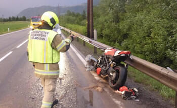 Verkehrsunfall-eines-Motorradlenkers-mit-Eigenverletzung